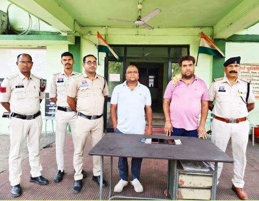 ऑनलाइन क्रिकेट सट्टा  खिलाते दो गिरफ्तार