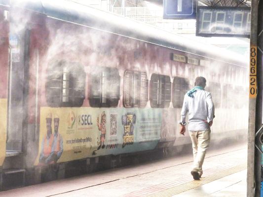 राजनांदगांव रेल्वे स्टेशन में पानी की फुहारों से कोटरे जैसा नजारा
