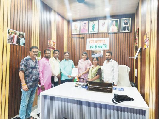 गौ माता को राष्ट्रीय पशु घोषित करने पार्षदों ने सौंपा ज्ञापन