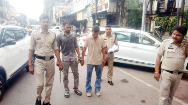 35 हजार रुपए लूटने वाले राजा बैझर और साथी का इलाके में जुलूस निकाला