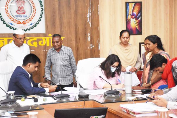 कलेक्टर ने जनदर्शन में सुनी नागरिकों की समस्याएं