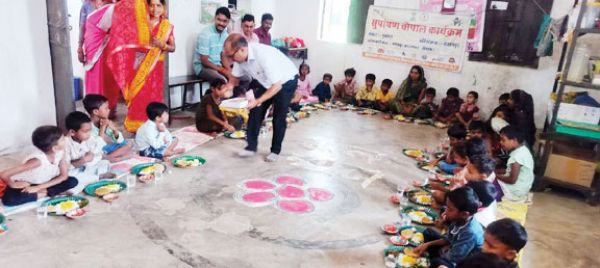जनपद उपाध्यक्ष ने आंबा में कराया बाल भोज
