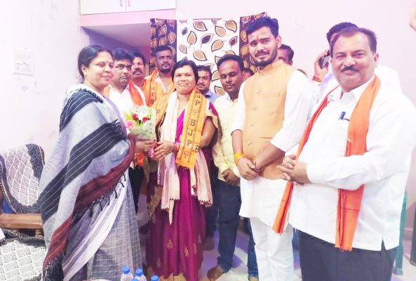 चिचिया की सरपंच ने भाजपा की ली सदस्यता