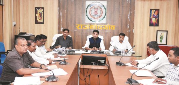 कलेक्टर ने की राजस्व कार्यों की समीक्षा