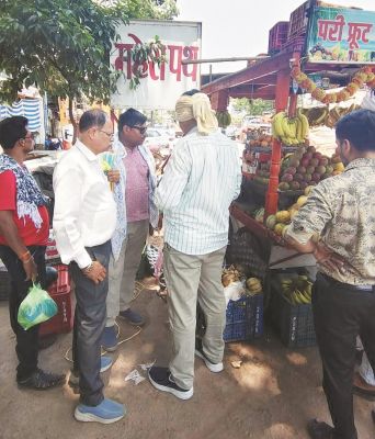 किराना व फल दुकानों में प्रतिबंधित प्लास्टिक पर कार्रवाई