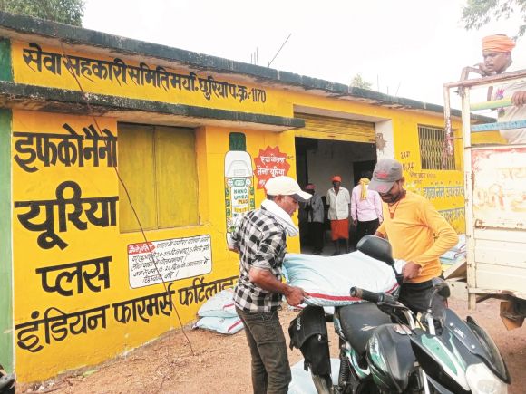 साढ़े 8 हजार किसानों ने 2843 टन खाद का किया उठाव