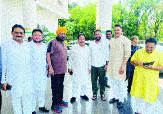 राजीव शुक्ला पीसीसी दफ्तर में