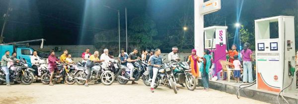 कई पेट्रोल पंपों पर लंबी कतारें