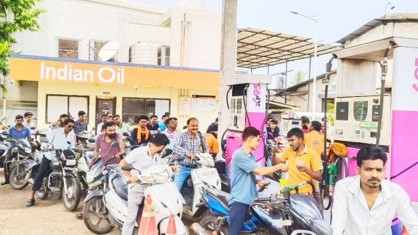 पेट्रोल पंपों में उमड़ रही भीड़  अचानक बढ़े दाम से भडक़े लोग