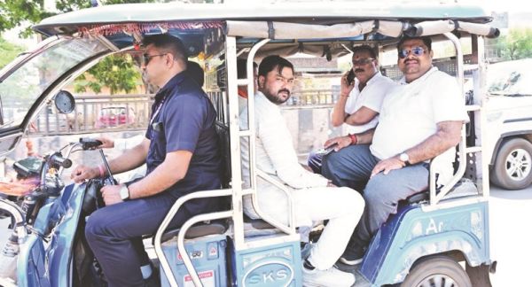 शिक्षा मंत्री ई-रिक्शा से पहुंचे भूमिपूजन में