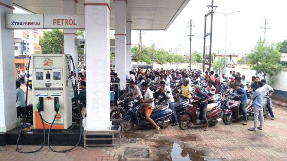 शहर के कई पेट्रोल पंप बंद, 200 से 1000 का ही दे रहे