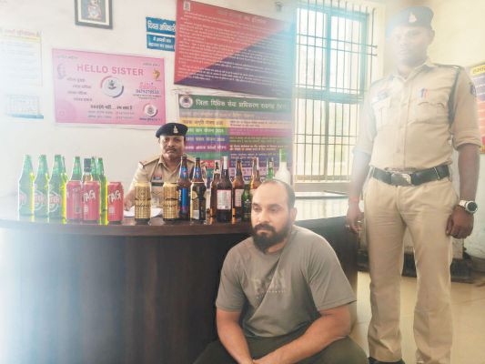 होटल में में दबिश, शराब जब्त, मैनेजर गिरफ्तार