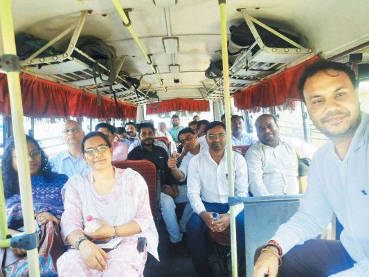 पीएम की अपील पर जिला प्रशासन बस से पहुंचा सुशासन तिहार के जिला स्तरीय शिविर