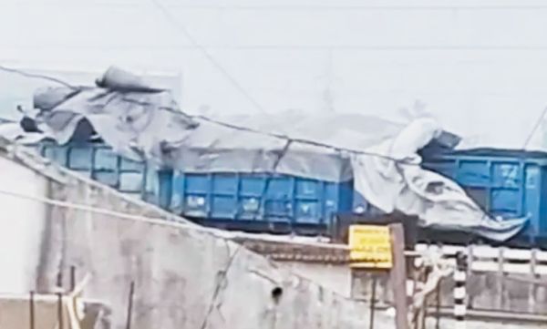 आंधी-बारिश ने कोयला मालगाड़ी को बीच रास्ते में रोका
