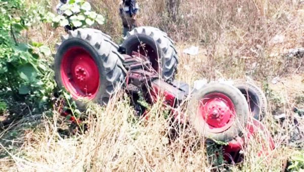 ट्रैक्टर पलटने से चालक की मौत