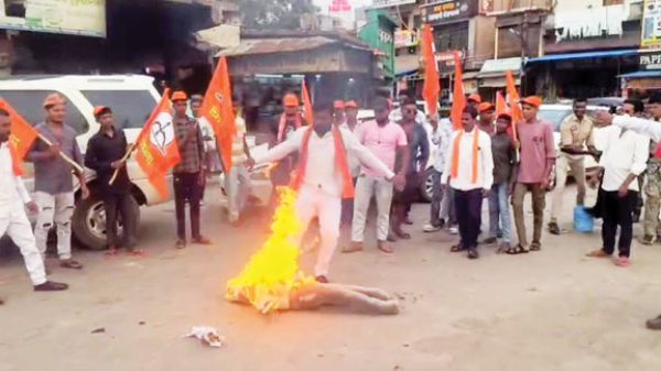 उदयनिधि की टिप्पणी के विरोध में शिवसेना का प्रदर्शन, पुतला दहन