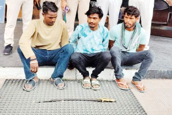 मामूली विवाद में तलवार लहराकर हमला, 3 गिरफ्तार