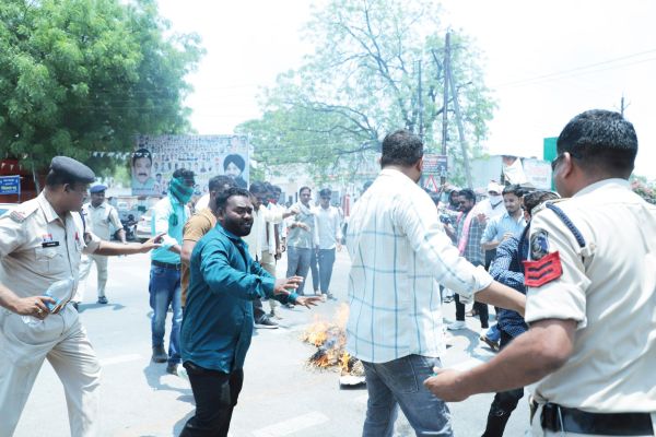 नीट पेपर लीक, एनएसयूआई ने फूंका पुतला