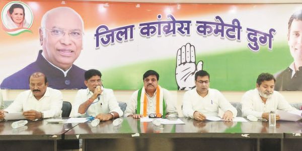 देशवासियों को पेट्रोल पंपों में लाइन लगाकर मोदी विदेश यात्रा पर-कांग्रेस