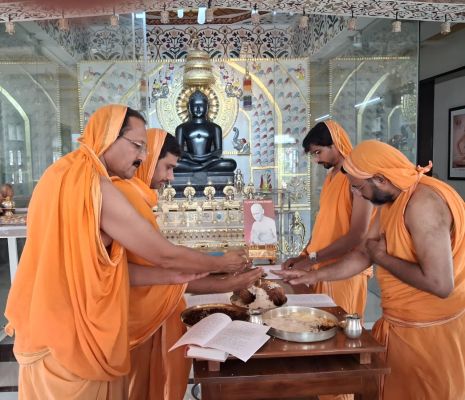 शनि अमावस्या पर जैन मंदिर में विशेष पूजा 