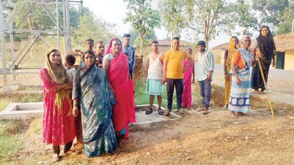 दो माह से पेयजल संकट झेल रहे ग्रामीण, तालाब का गंदा पानी पीने को मजबूर