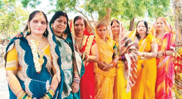 महिलाओं ने बरगद की पूजा की, पति की लंबी उम्र की कामना