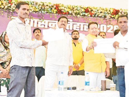 मुढ़ीपार समाधान शिविर में शामिल हुए खाद्य मंत्री बघेल, कहा-प्रत्येक आवेदन का होगा निराकरण