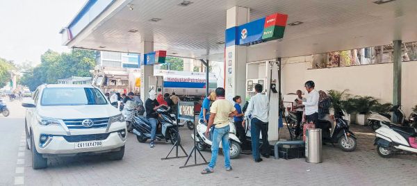 शहर पेट्रोल पंप में अब कतार छोटी होने लगी