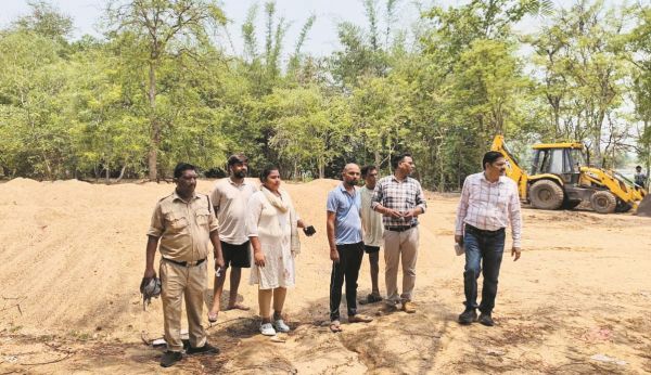 आक्सीजोन में 54 ट्रैक्टर-ट्रॉली रेत वापस नदी में डाला