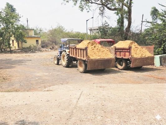 अवैध रेत परिवहन, दो ट्रैक्टर-ट्रॉली जब्त