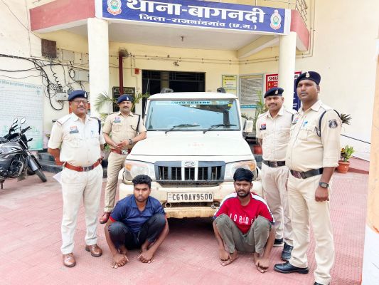गौ-तस्कर वाहनों की पायलेटिंग करने वाले 2 संदिग्ध गिरफ्तार,  एक बोलेरो जब्त