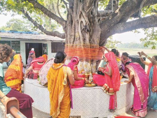 सुहागिनों ने रखा पतियों की दीर्घायु के लिए वट सावित्री व्रत