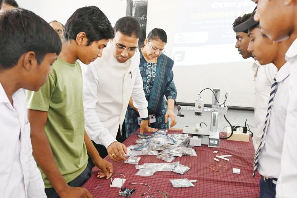 कलेक्टर ने समर कैम्प का किया अवलोकन, विद्यार्थियों को प्रशिक्षण