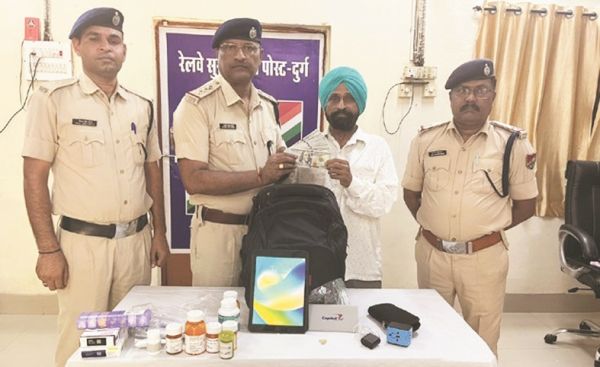 लाखों के सामान रखे बैग को आरपीएफ ने लौटाया