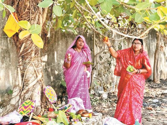 वट सावित्री व्रत पर सुहागिन महिलाओं ने की पूजा-अर्चना