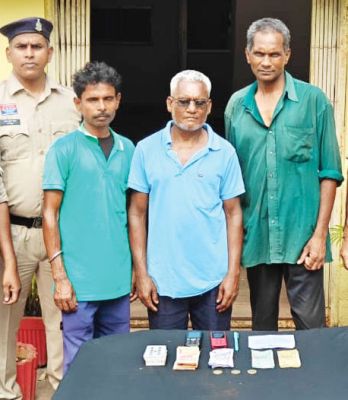 जुआ खेलते 3 पकड़ाए