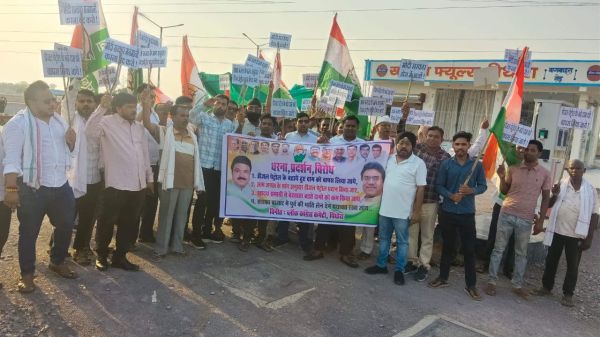 पेट्रोल-डीजल की बढ़ी कीमतों  के खिलाफ कांग्रेस का प्रदर्शन