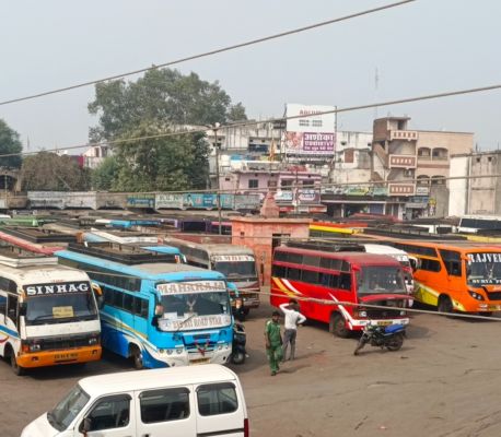ईंधन की किल्लत, आधे से ज्यादा बसों  के पहिए थमे, कइयों ने रद्द की यात्रा