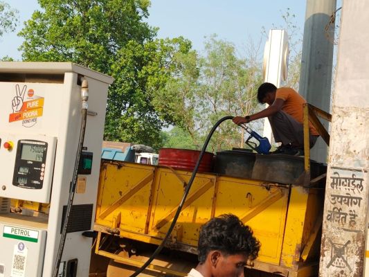 तेल संकट के बीच ड्रम में बिक रहा था डीजल