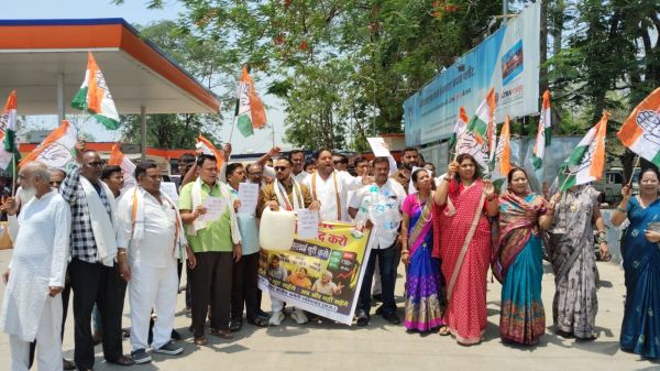 पेट्रोल-डीजल संकट और बढ़ती महंगाई के खिलाफ कांग्रेस का प्रदर्शन