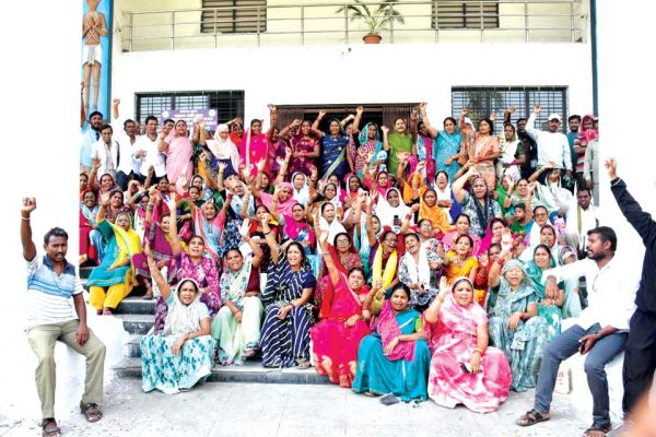 सडक़ बनाने बस्ती उजाडऩे की तैयारी, निगम मुख्यालय में प्रदर्शन