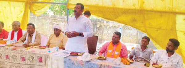 श्रमिक सम्मेलन में शामिल हुए विधायक, सामुदायिक भवन की घोषणा