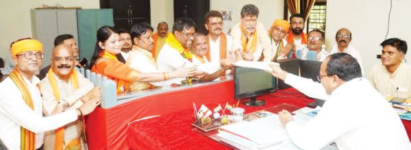 भाजपा प्रत्याशी ने गाजे-बाजे के साथ रैली निकाल भरा नामांकन