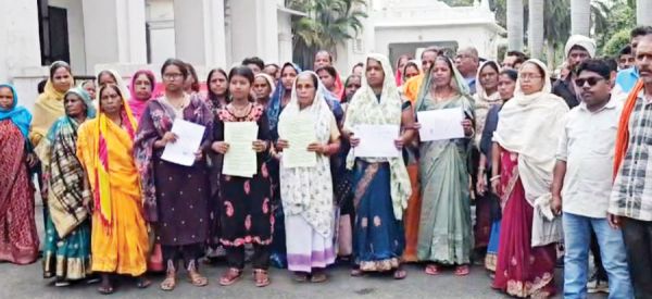 24 डिसमिल के नाम पर 3.17 एकड़ जमीन की रजिस्ट्री का आरोप, ग्रामीणों संग बुजुर्ग महिला पहुंची कलेक्टोरेट