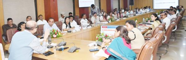 महिलाओं को आत्मनिर्भर बनाने पर जोर