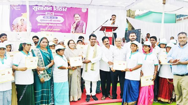 सुशासन तिहार : विधायक ने हितग्राहियों को बांटी सामग्री