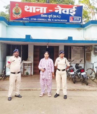 बुजुर्ग दंपति के खाते से केयर टेकर ने पार की रकम, आरोपी महिला गिरफ्तार
