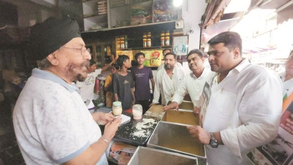 महंगाई के खिलाफ कांग्रेस  का बाजार में हल्ला बोल