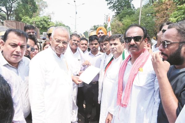 पानी-बिजली की समस्या पर कांग्रेसियों ने निगम दफ्तर घेरा