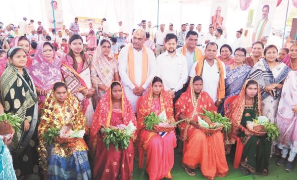 सुशासन तिहार में वृद्धा पेंशन, पीएम आवास चाबी मिली